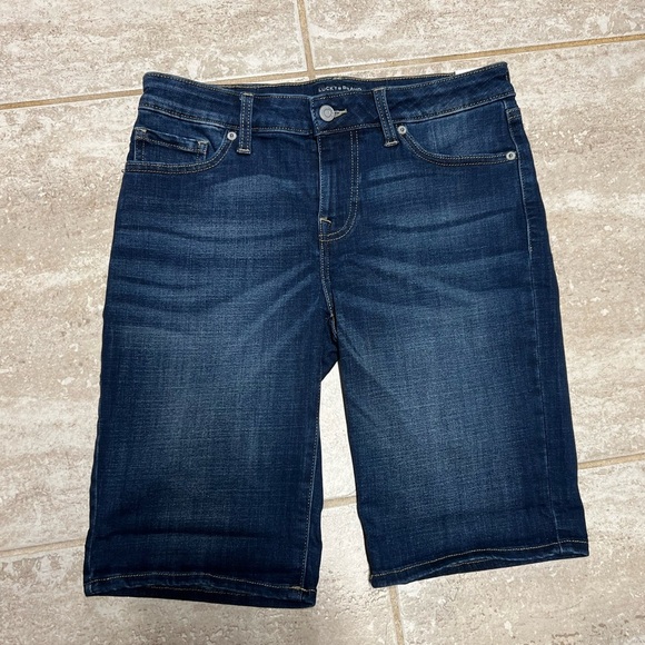 ☘️Lucky Brand Stretch Denim Bermuda Shorts-NWT -☘️SZ 4 - Picture 4 of 15